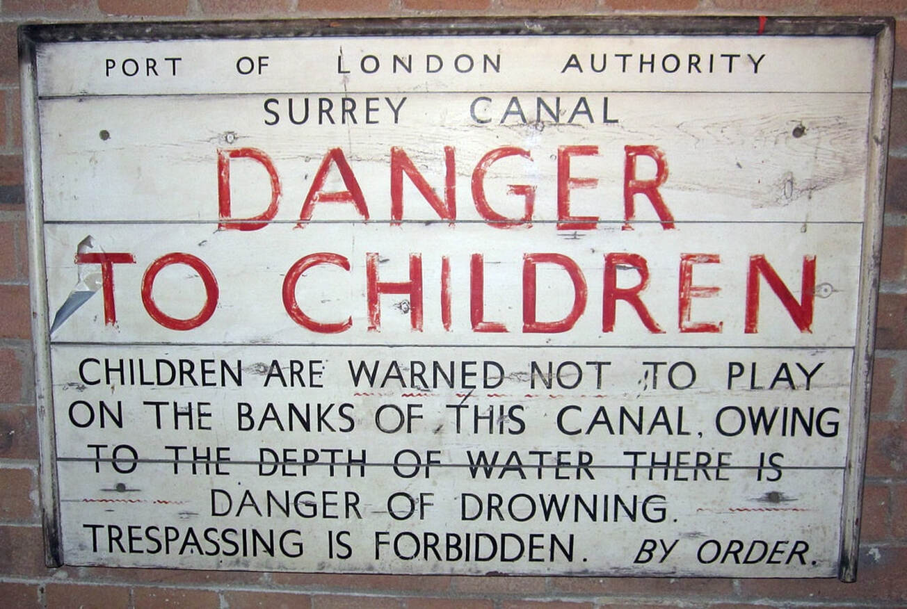 Picture of danger to children from drowning warning sign from Grand Surrey Canal 